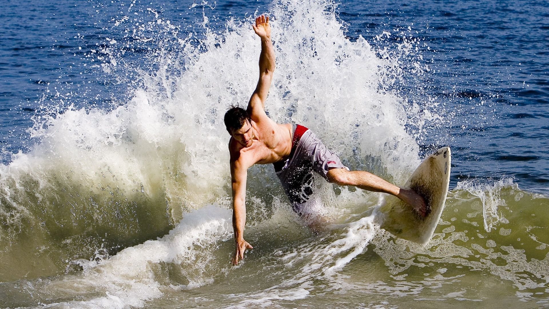 最佳瞬间：王强压哨三分点燃全场！